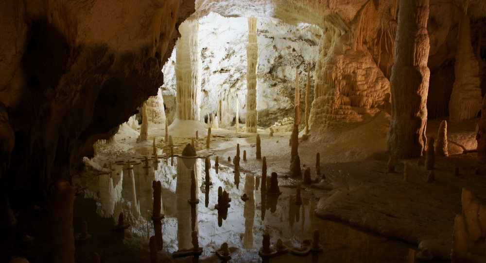cave-tropfsteinhöhle-Stalagmiten-Stalaktiten_panorama